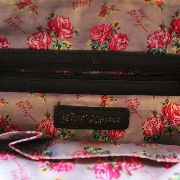 BETSEY JOHNSON BLACK & WHITE HEART PURSE - Picture 4 of 11